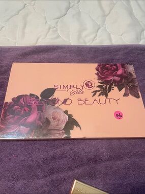 Simply Belle eyeshadow  pallette 60 colors pictures show it is wrapped and new